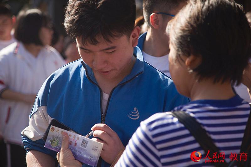 開考前家長(zhǎng)對(duì)孩子的叮嚀  徐月靈攝