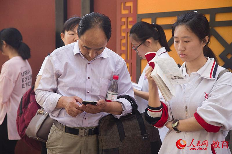 父愛無言 父愛如山。徐月靈 攝