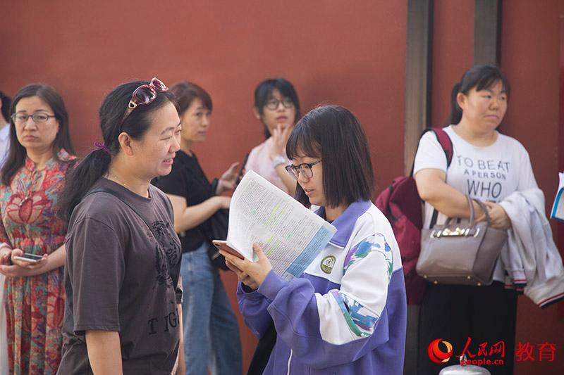 你的笑靨，沐過(guò)黎明時(shí)分的月朗星稀。徐月靈 攝