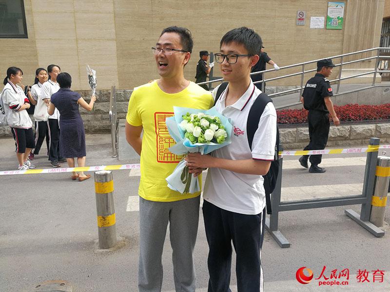 揮揮手，告別高中時代，微笑走向未來。於昕君 攝