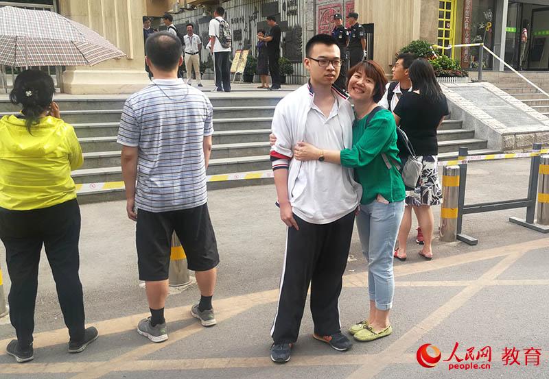 可愛的媽媽與兒子合影。於昕君 攝