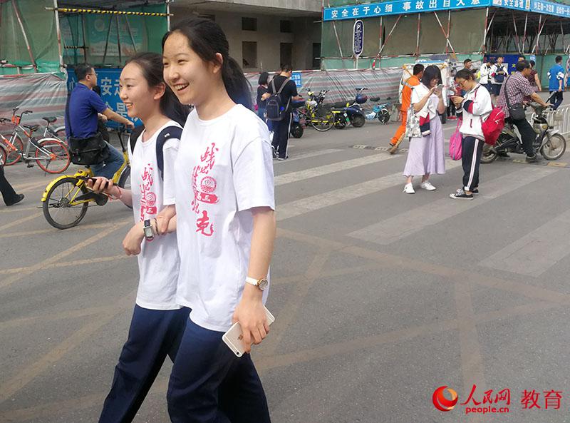 走出考場(chǎng)開(kāi)心的考生們。李依環(huán) 攝