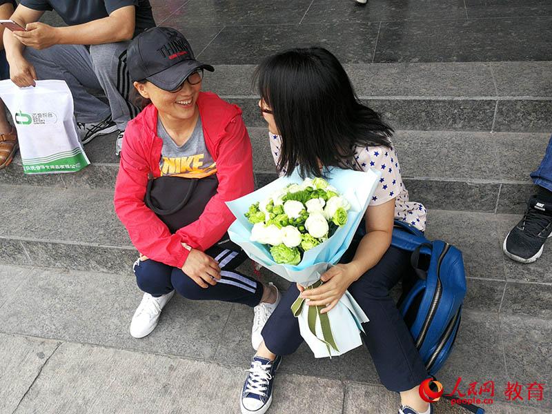 等待考生出來(lái)的媽媽和表姐。於昕君 攝