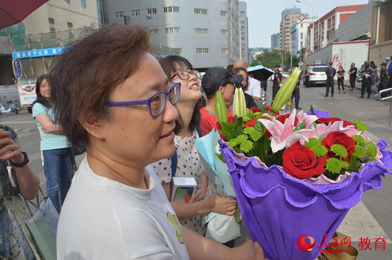 迎接你們的，是親友的鮮花和祝福。於昕君 攝