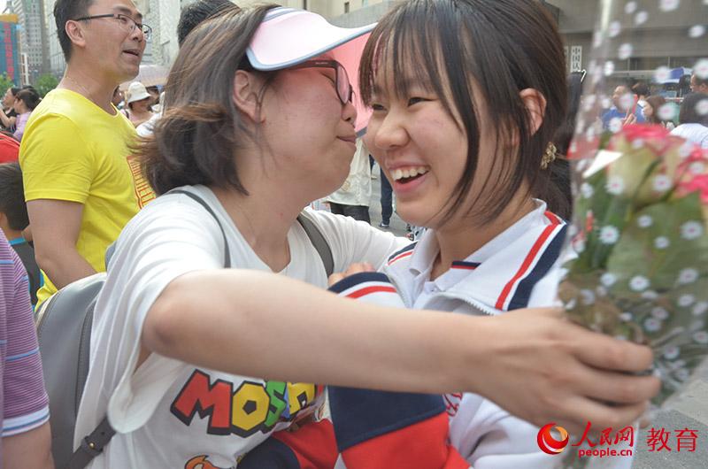 考生與媽媽深情擁抱。李依環(huán) 攝