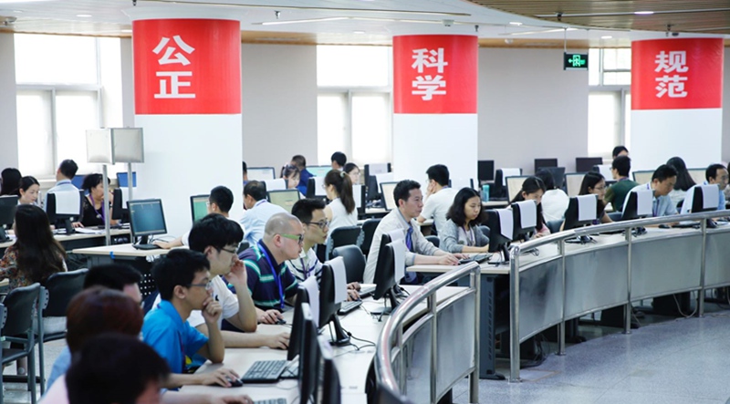 清華大學(xué)的高考數(shù)學(xué)閱卷現(xiàn)場，近280名閱卷老師正用計算機系統(tǒng)閱卷。（李依環(huán)/攝）