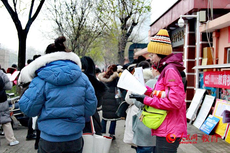 考生考試前還在翻看考試資料。陳藝嫻/攝。