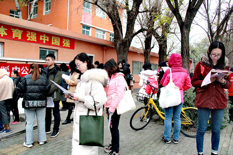 考生考試前還在翻看考試資料。陳藝嫻/攝。