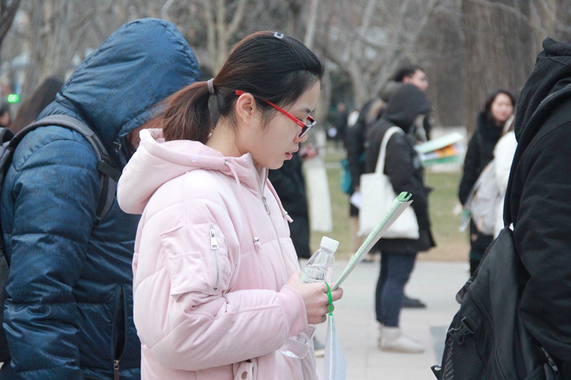 考生候考中。陳藝嫻/攝。