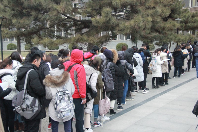 考生排隊(duì)等候入場(chǎng)。陳藝嫻/攝