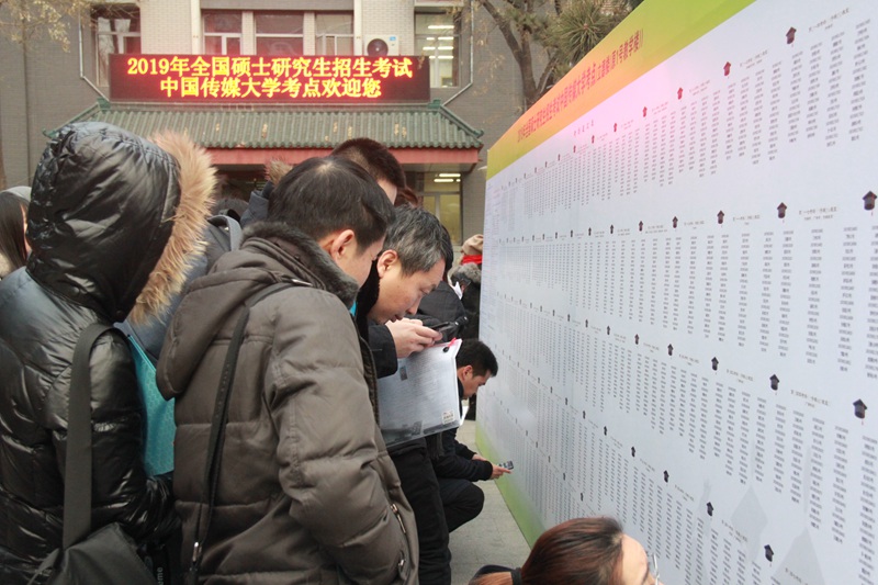 考生查看考場安排說明。陳藝嫻/攝