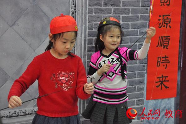 兩個小女孩在放風箏。郭凱奇/攝。