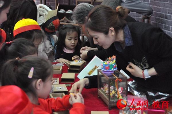 正在捏泥人的孩子們。郭凱奇/攝。