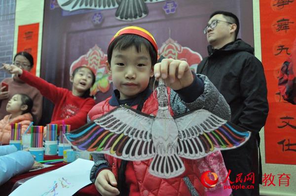 小男孩提他的風(fēng)箏。郭凱奇/攝。