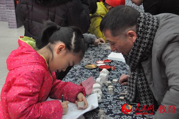 小女孩和她的“師傅”。郭凱奇/攝。