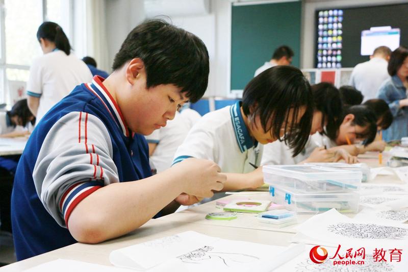 �������g(sh��)�W(xu��)Ժ���ٌ�(sh��)�(y��n)�W(xu��)У��Ƥ���n�ìF(xi��n)��(ch��ng) �R�o/�z