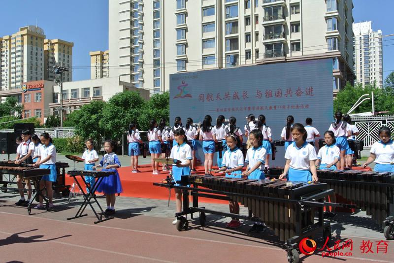 學(xué)校行進(jìn)打擊樂團(tuán)表演《藍(lán)色港灣》郝孟佳/攝