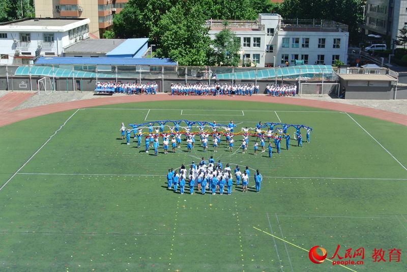 學(xué)生們用隊(duì)列造型展示神舟飛船從發(fā)射到返回的全過(guò)程 郝孟佳/攝