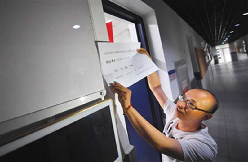 監(jiān)考老師布置考場(chǎng)。李木易/攝