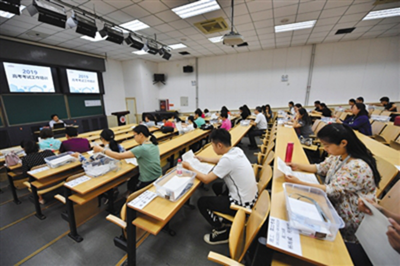 監(jiān)考老師統(tǒng)一接受考前培訓(xùn)。李木易/攝