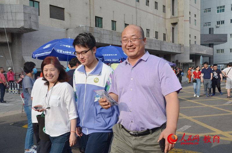 7�����߿���һ�쿼ԇ�Y(ji��)���󣬿�����ĸ�M��΢Цӭ�Ӻ��ӻؼ� ������/�z