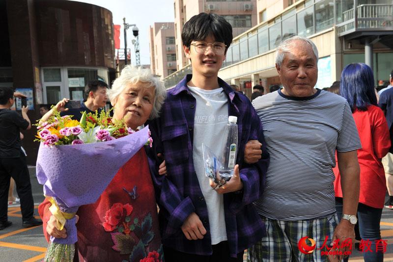 �߿��Y(ji��)���������f����һ�νӵ����������͵��r�������� �z