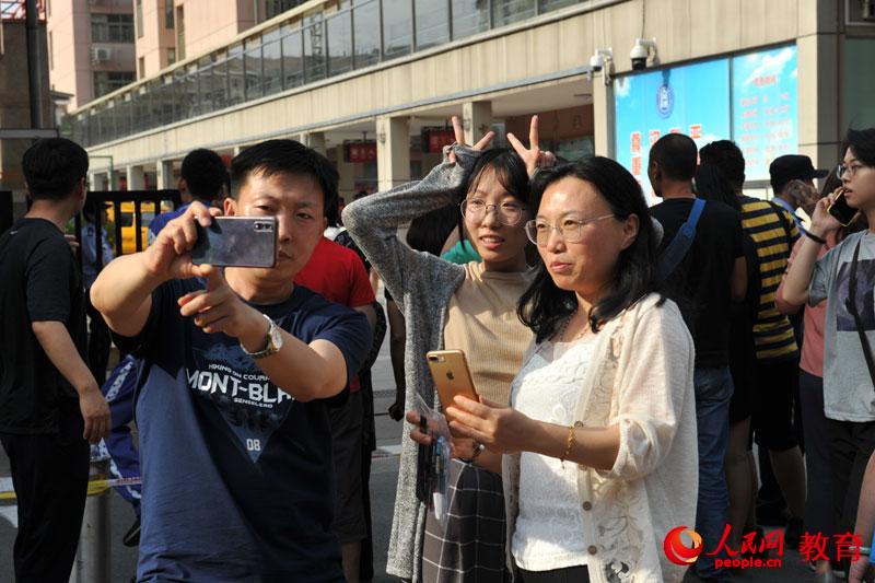 �߿��Y(ji��)�������ں�Ӱ��һ������������ �z