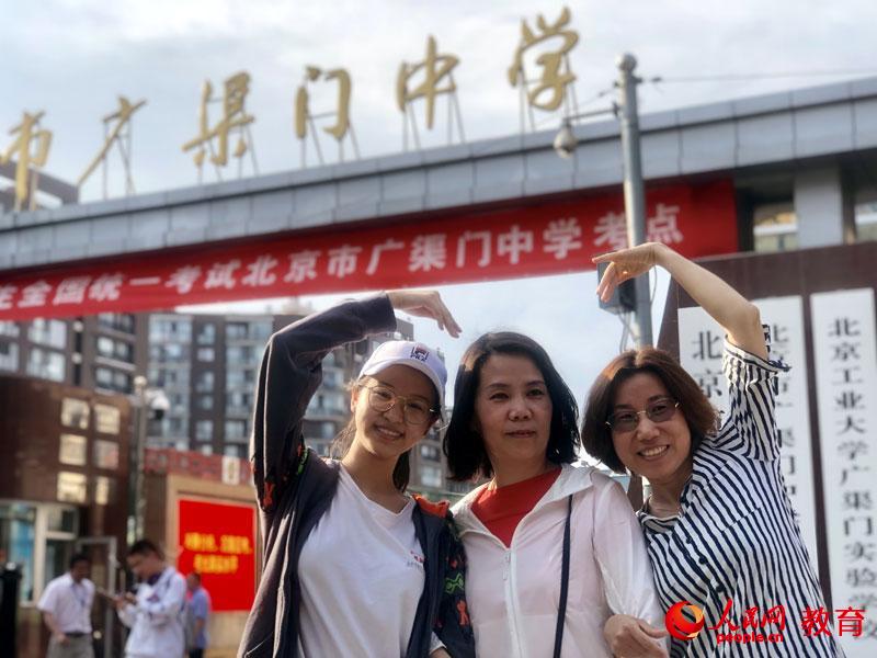 �������������� �z