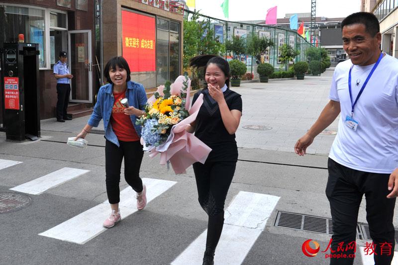 走出考場正確打卡姿勢。熊旭 攝