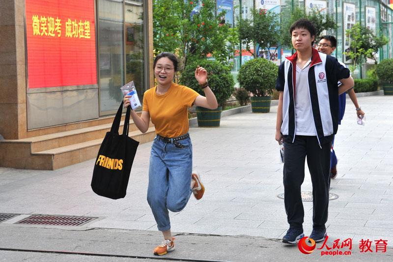 高考結束，北京廣渠門中學考點，考試結束，一考生飛奔出考場。熊旭 攝