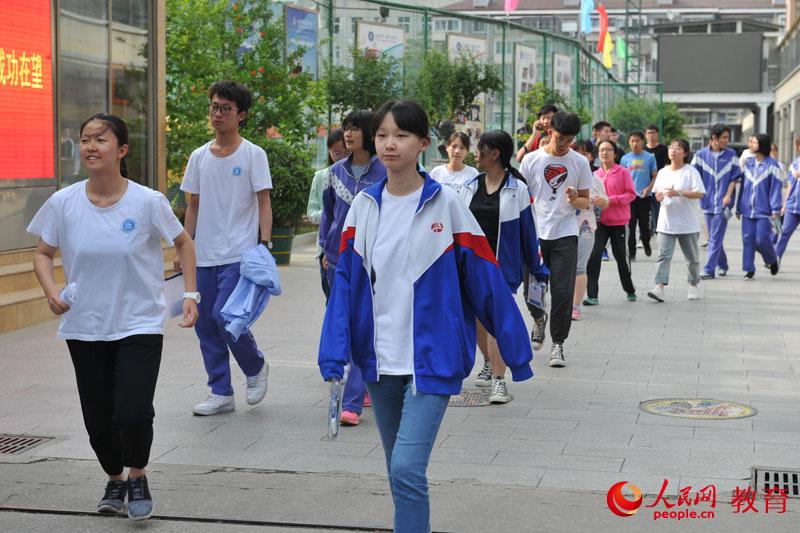 高考結(jié)束后，考生走出考場，自信滿滿、歡聲笑語。熊旭 攝