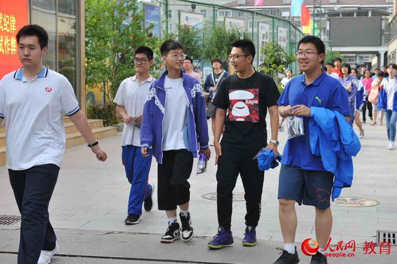 高考結(jié)束后，考生走出考場，自信滿滿、歡聲笑語。熊旭 攝