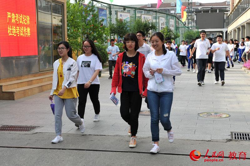 高考結(jié)束后，考生走出考場，自信滿滿、歡聲笑語。熊旭 攝