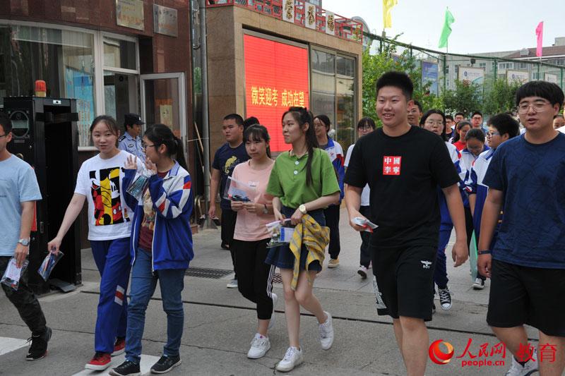 高考結(jié)束，考生輕鬆愉悅的走出考場。熊旭 攝