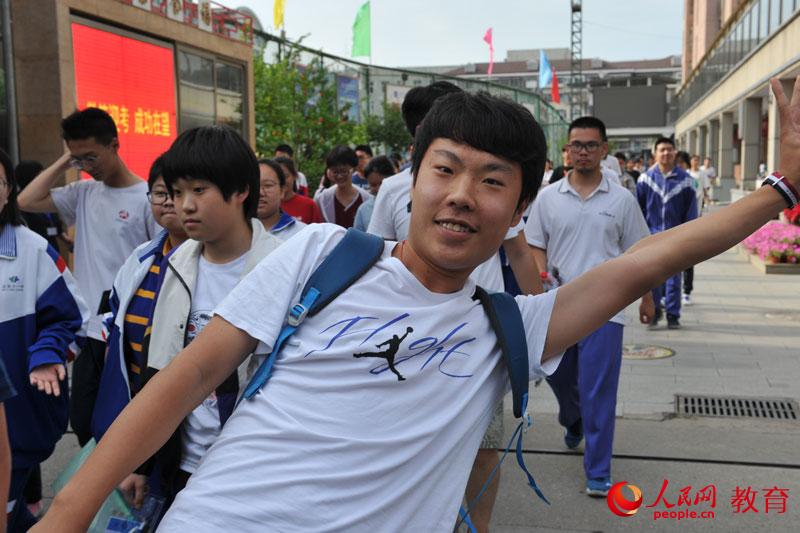 走出考場正確打卡姿勢。熊旭 攝