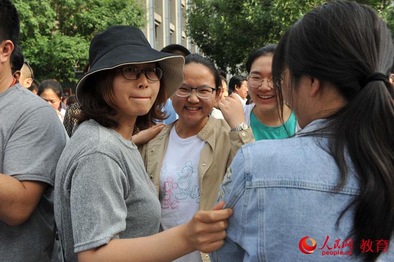 走出考場正確打卡姿勢。熊旭 攝