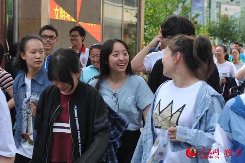 走出考場(chǎng)正確打卡姿勢(shì)。熊旭 攝