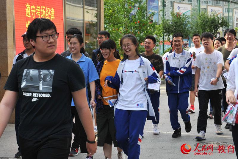 太開心了，這才是高考結(jié)束的正確走出姿勢(shì)。熊旭 攝