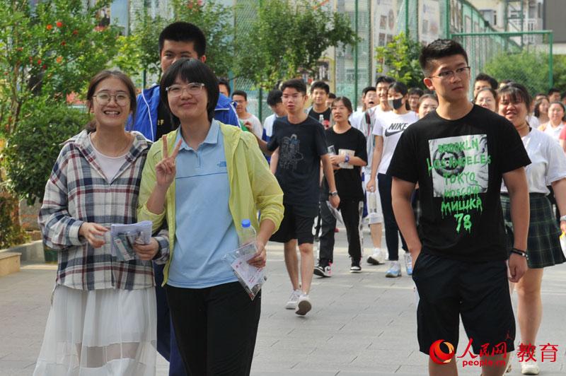 走出考場正確打卡姿勢。熊旭 攝