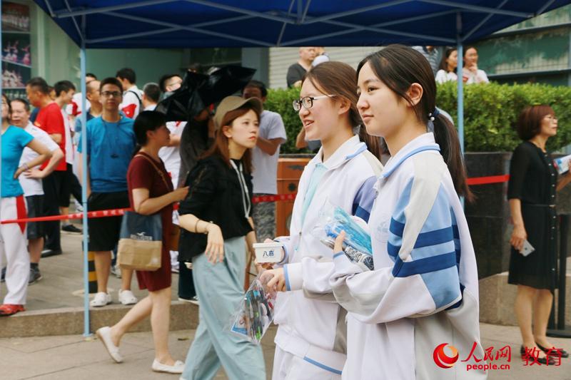 姐妹從容不迫出考場(chǎng)。 盧靜/攝