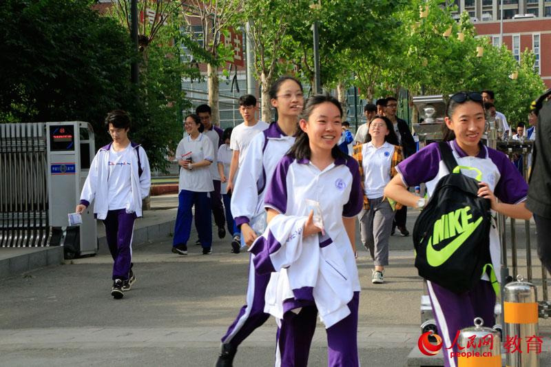 考生們笑容洋溢著沖出考場(chǎng)。樂雅琪 攝