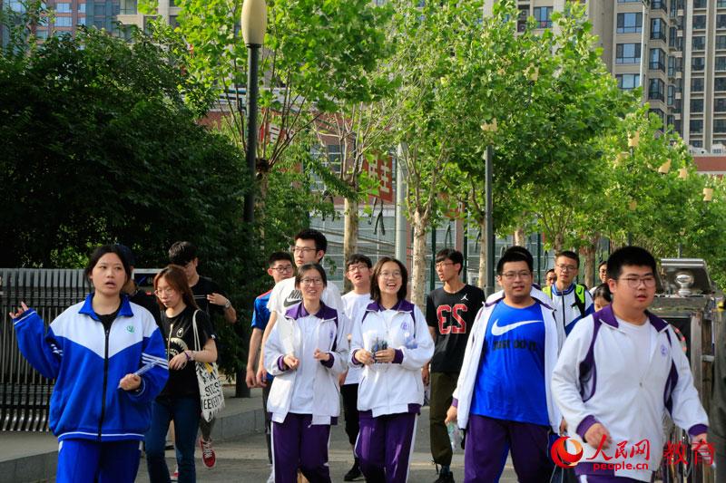 最后一場(chǎng)考完，考生們一同說(shuō)笑著走出考場(chǎng)。樂(lè)雅琪 攝