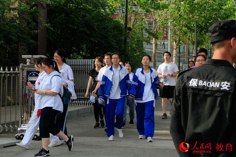 考生們攜手走出考場(chǎng)。樂(lè)雅琪 攝