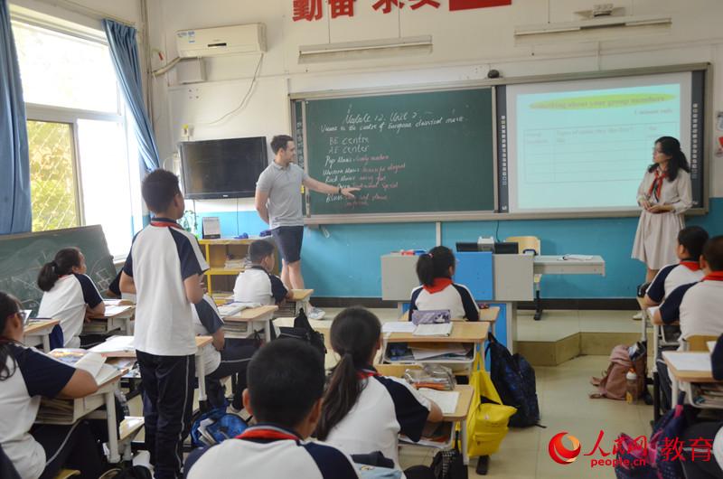 �����еڰ�ʮ�ЌW(xu��)���ܺӷ�У��Ӣ�p�Z(y��)1+1�n�����n�� ������/�z