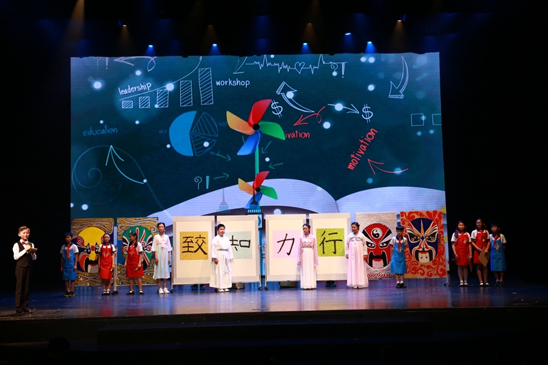 燈市口小學(xué)金帆書(shū)畫(huà)院現(xiàn)場(chǎng)書(shū)寫(xiě)校訓(xùn) 朱博/攝