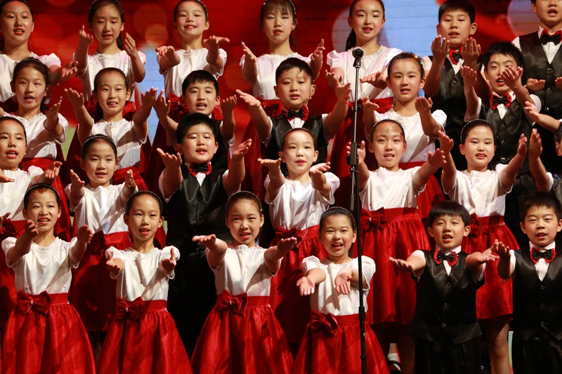 燈市口小學(xué)金帆合唱團動情演唱 朱博/攝