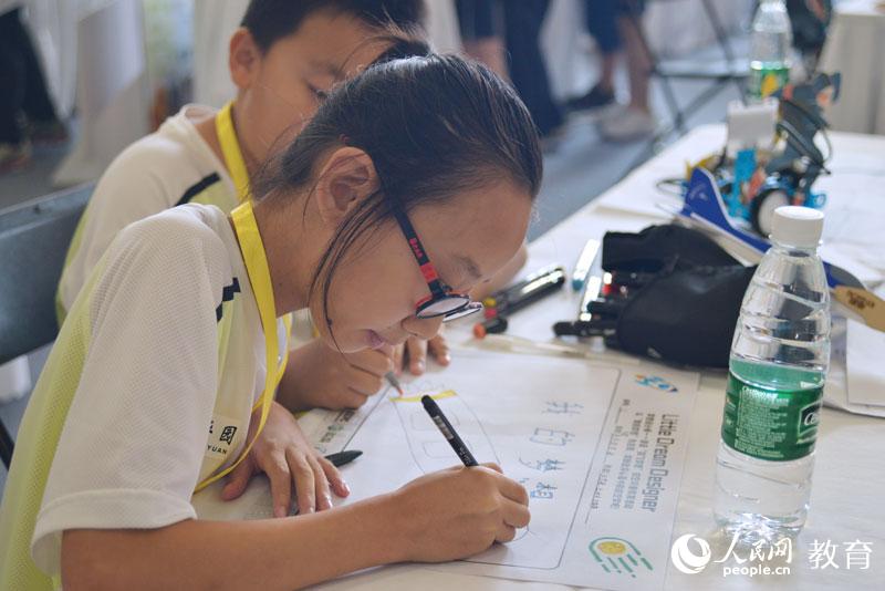 學(xué)生們?yōu)樽髌防L制海報(bào)