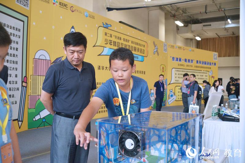 參賽學(xué)生向評(píng)委們介紹作品