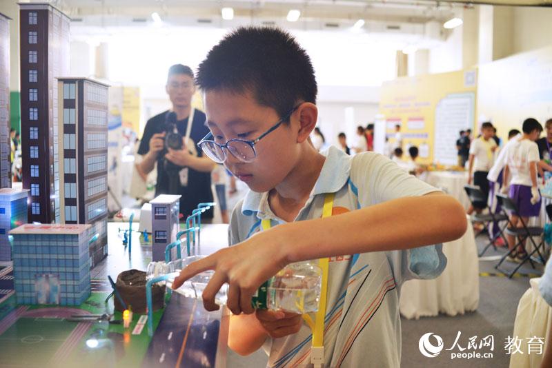 參賽學(xué)生調(diào)試展品