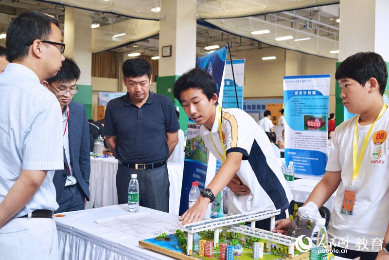 參賽學(xué)生向評委們介紹作品